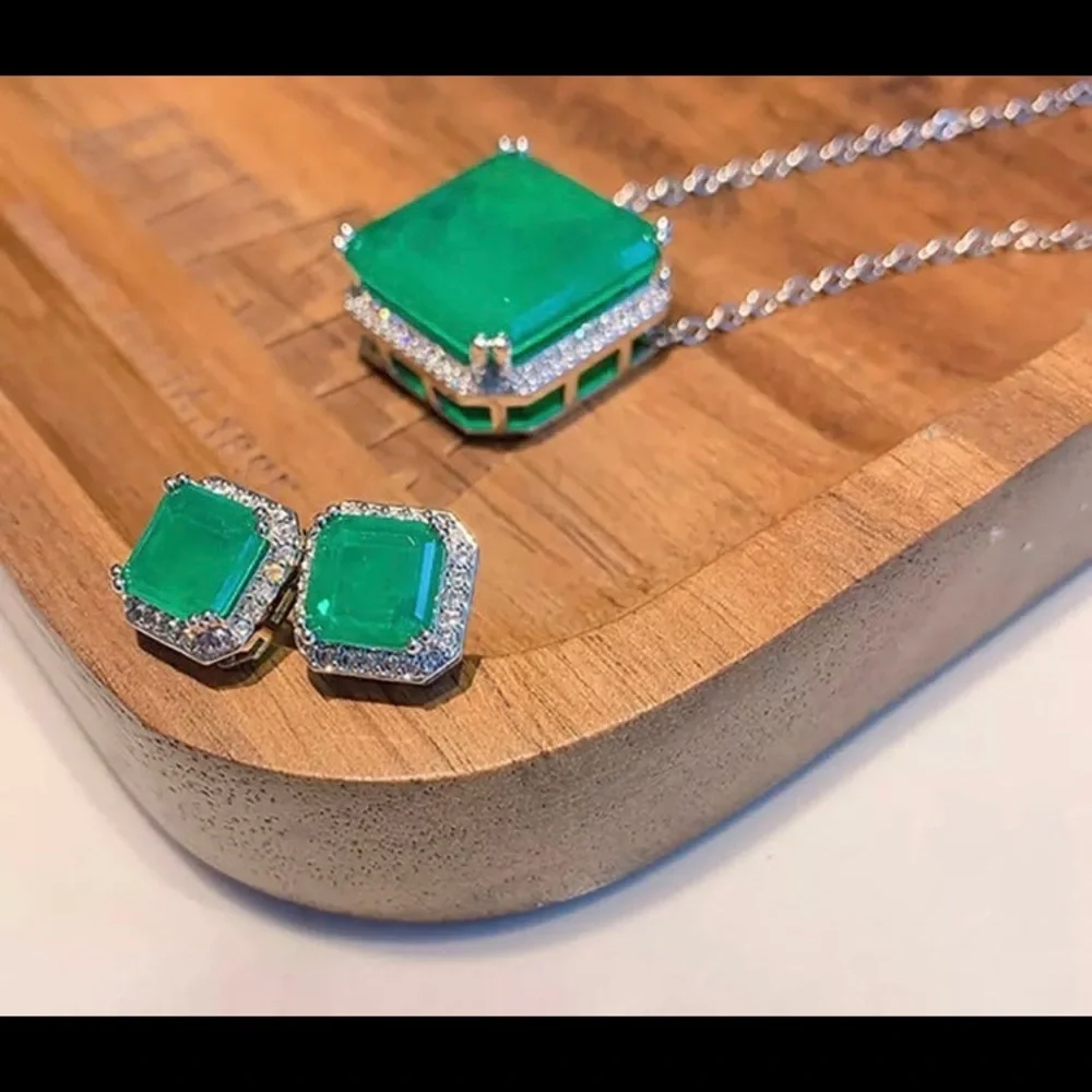 Gorgeous emerald 2ct square studs silver plated - Picture 4 of 11